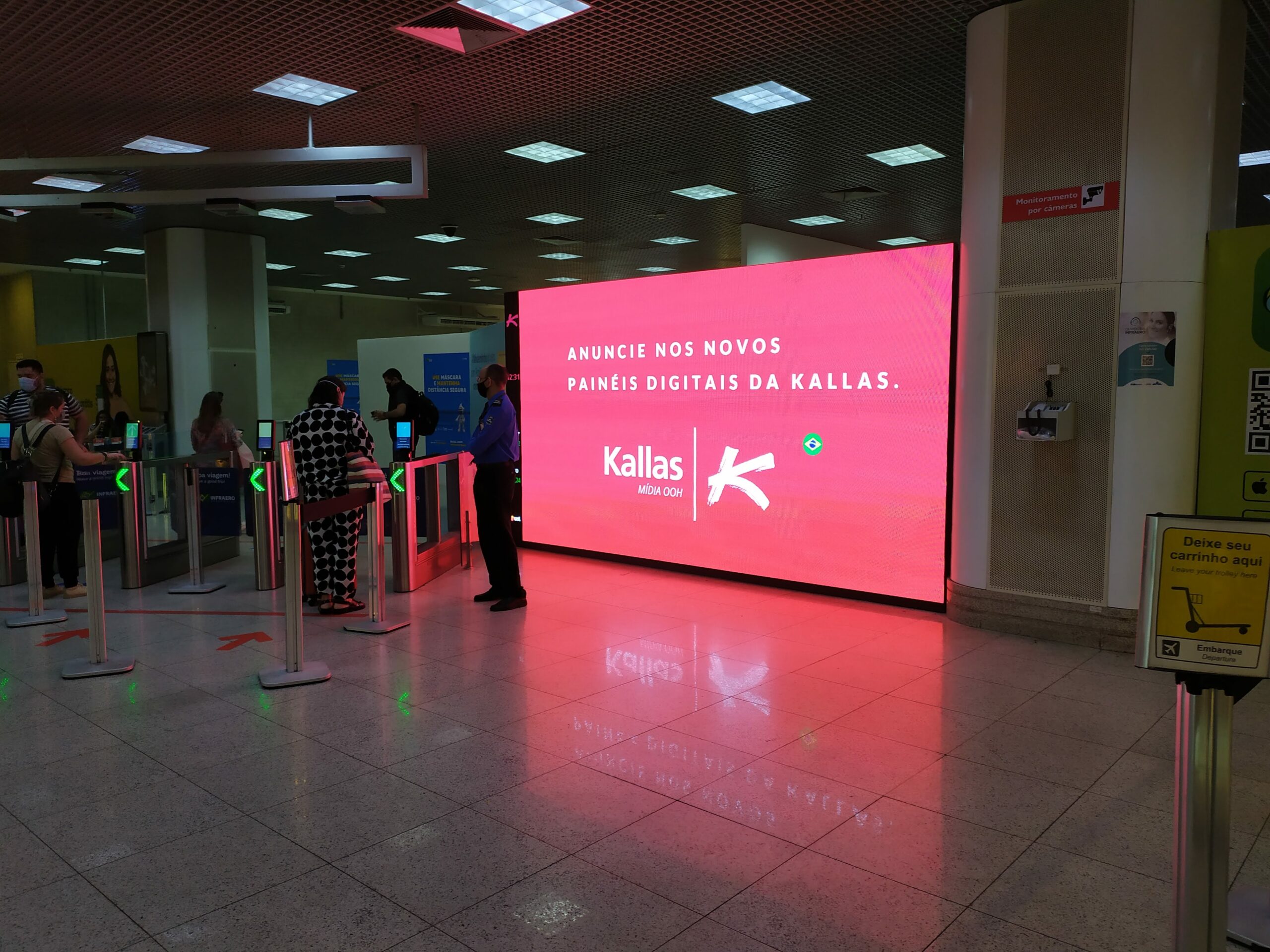 Aeroporto de Santos Dumont recebe novo painel de LED