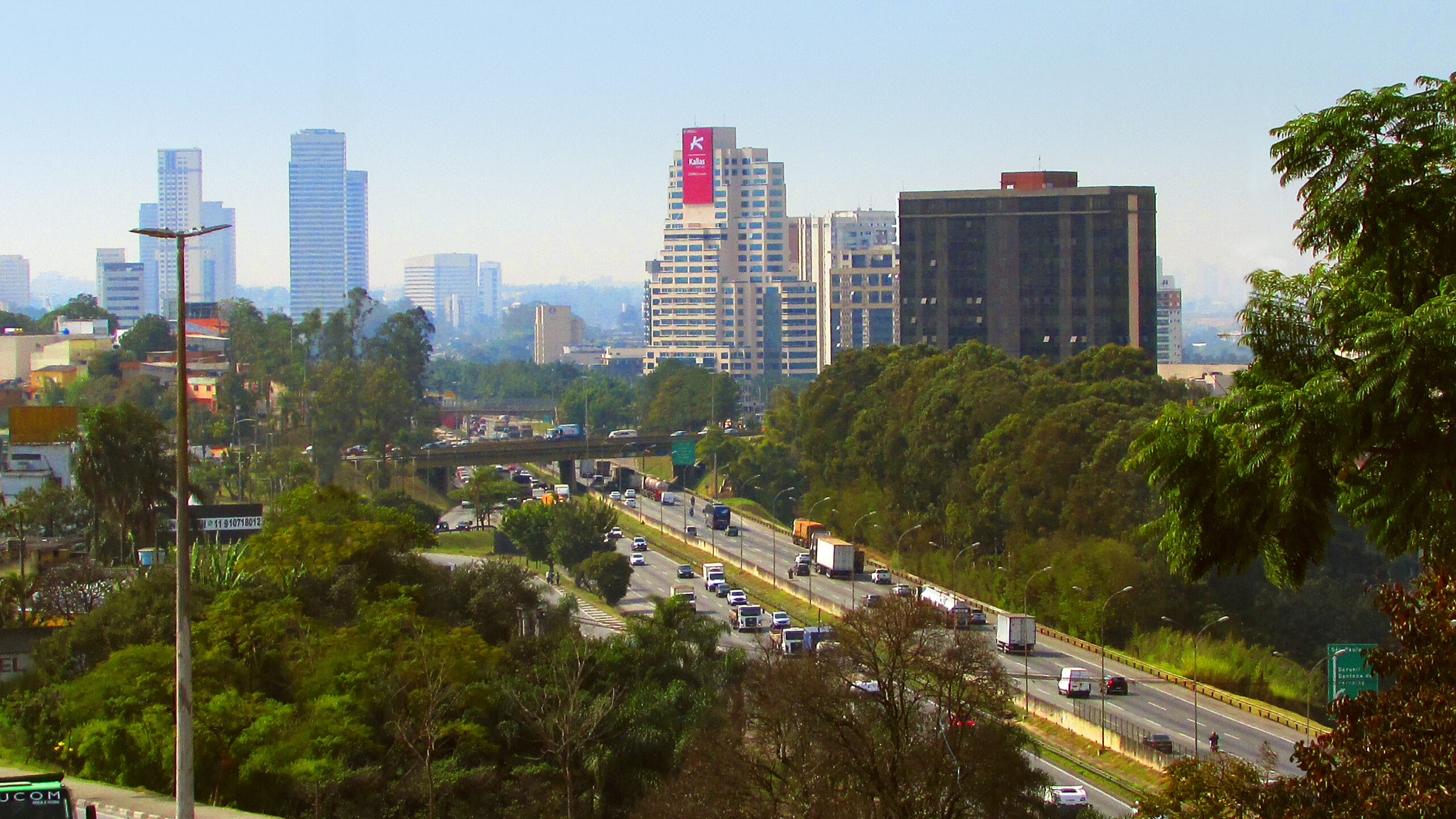 Empena de 325.00 metros é instalada para sinalizar prédio sede da Kallas