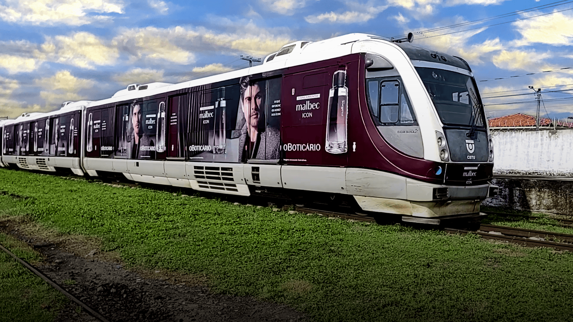 Como a mídia em trilhos garante repetição e memorização da marca?