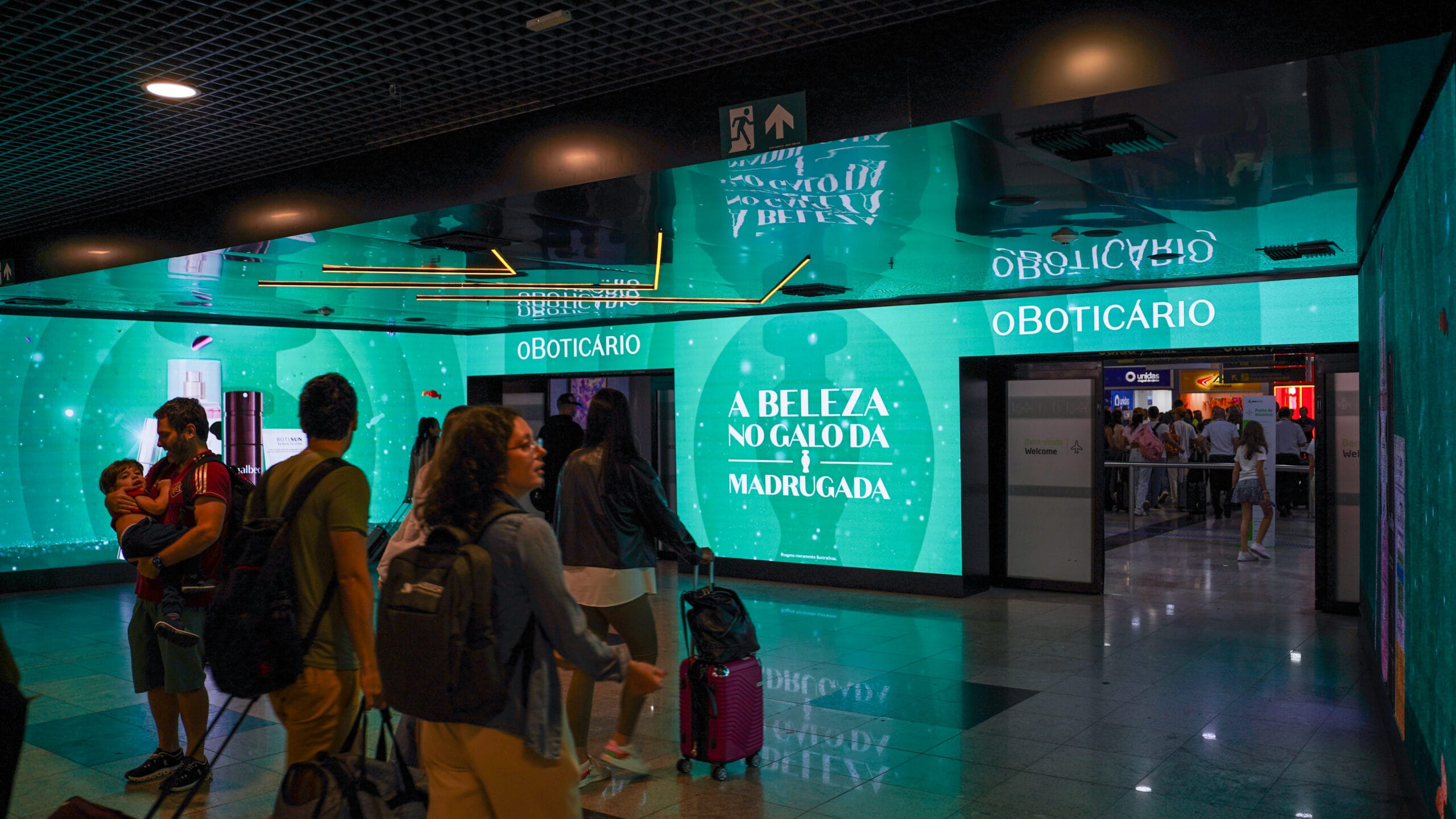 Mídia em aeroportos e comportamento de compra em viagens